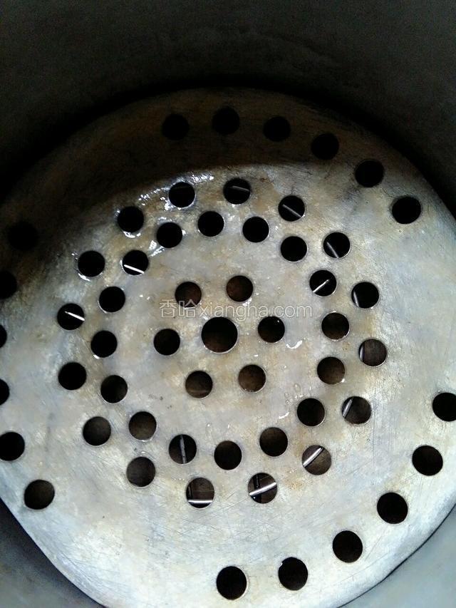 锅里注水放蒸篦，水不要没过蒸篦，在把包好的糯米粽放下去蒸，大火蒸20分钟既可（水要是过多就会粘到粽子，这样底下的粽子粘到水会影响口感）
