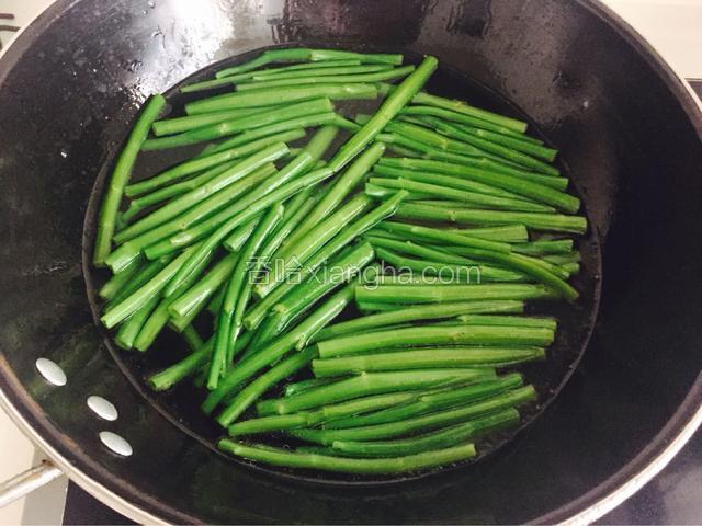 锅内倒水烧开，加入盐、油，把空心菜放进去焯一下，看着变色即可