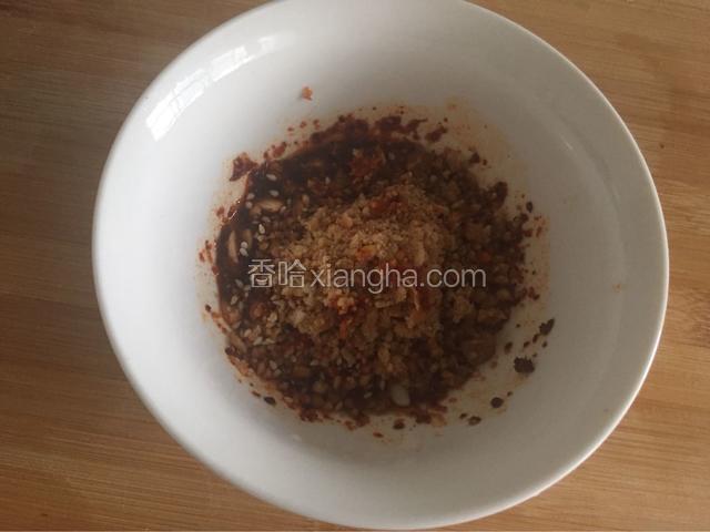 葱姜蒜末，辣椒油，芝麻，加少许料酒，盐，鸡精调好料汁