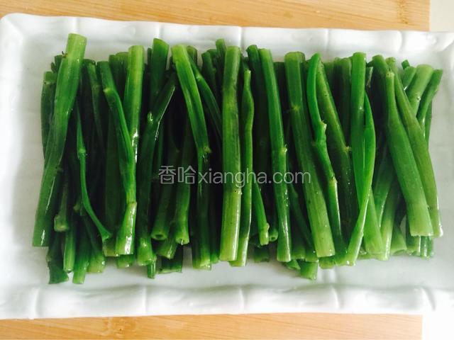 浸泡好的空心菜装盘