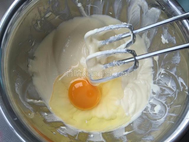 分次加入鸡蛋，打匀一个加一个