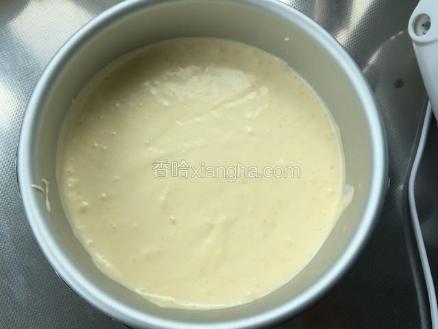 预热烤箱170度。把奶油奶酪糊倒入铺了消化饼底的蛋糕模里