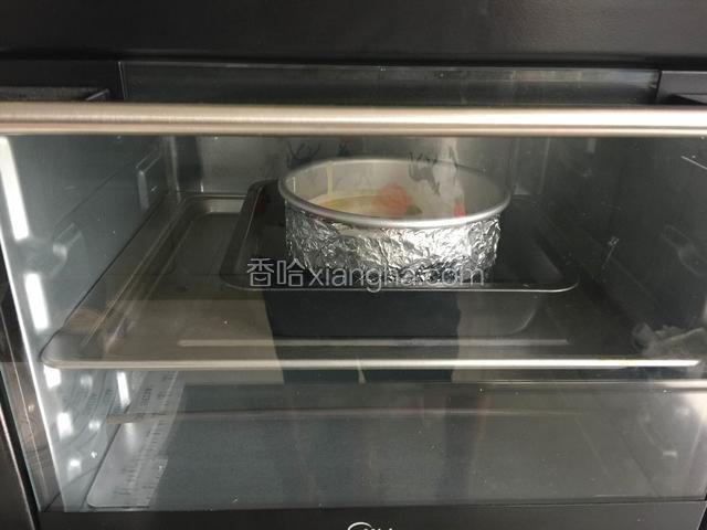 把模具放入烤盘，倒入热水只模具的一半，放入烤箱烤70分钟左右