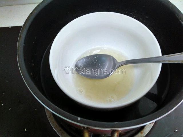 然后将泡软的吉利丁片捞出沥干水分放在50克的雪碧里，隔热水搅拌均匀。