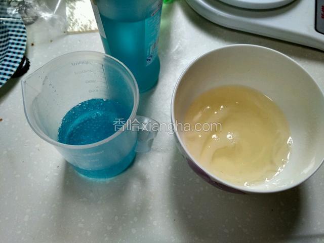 深色海洋与浅色海洋一样操作，需要雪碧25克，吉利丁片三克，然后鸡尾酒25克，同样操作方法。