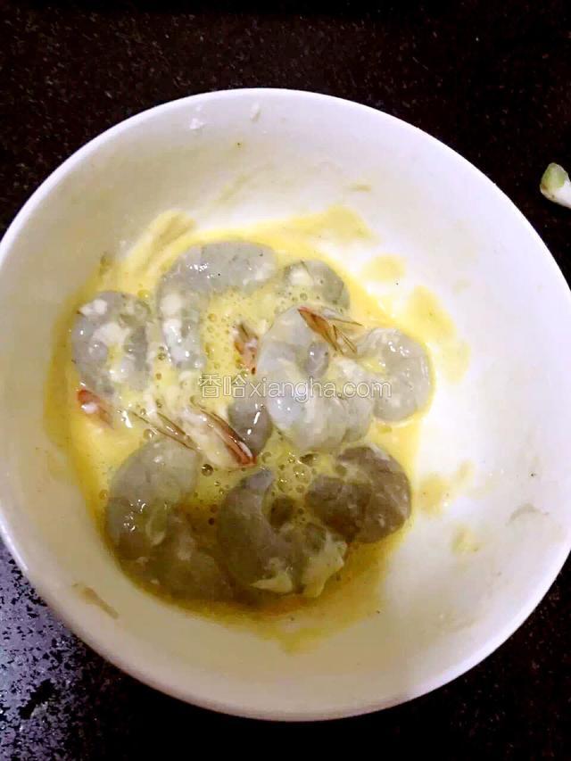 虾洗干净，剥皮，放入盐，五香粉，面粉，蛋液腌制十分钟