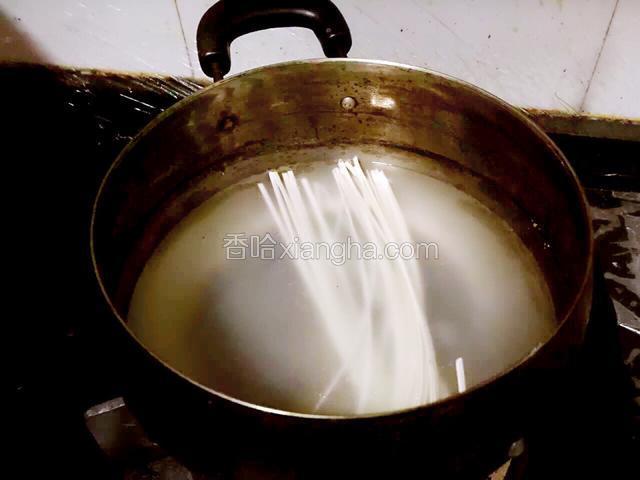 挂面下锅泡软，不一定煮熟，为了有任性，便于缠虾