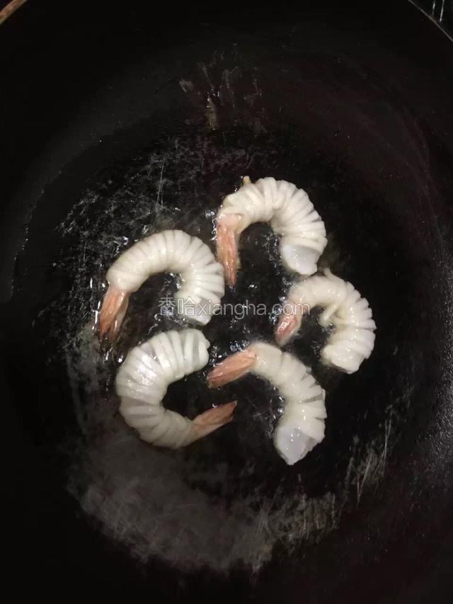 锅里烧油，小火煎至两面金黄