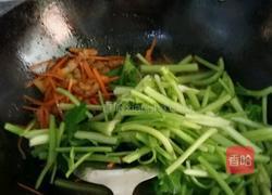 芹菜小炒的做法图解2