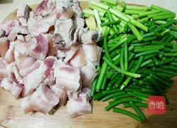 蒜苔炒五花肉的做法图解2