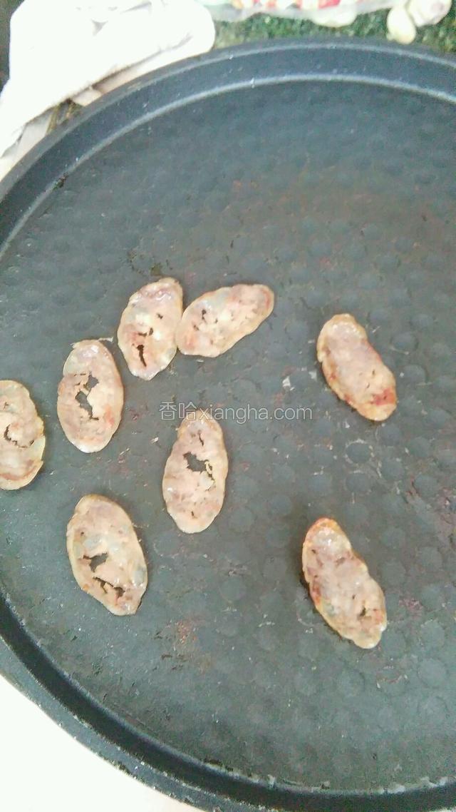 电饼铛加热，放入腊肠两面煎熟。