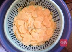 土豆片炒瘦肉的做法图解1