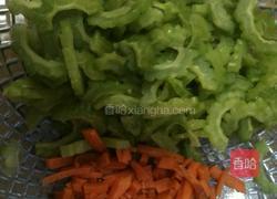 苦瓜蛋饼的做法图解1
