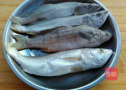 清蒸黄鱼的做法图解1