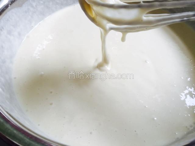 一个小时后用蛋抽或者筷子搅拌一下，使面疙瘩全部变成面糊，如果太稠可以加适量的水，搅拌成提起蛋抽面糊能拉成线流下即可。