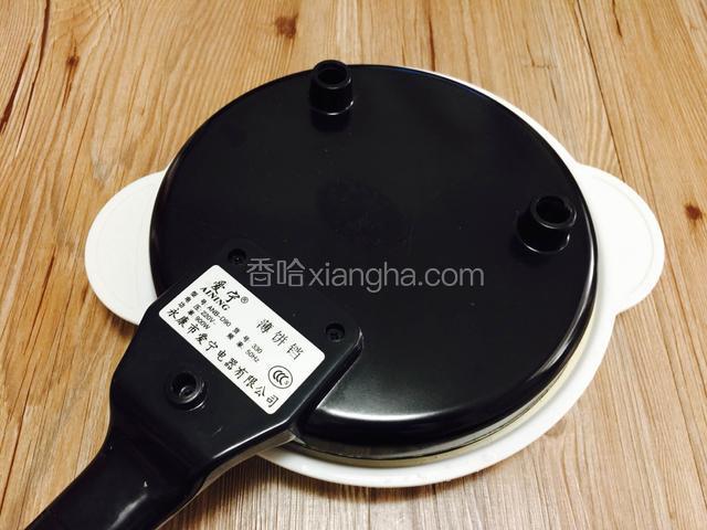 把薄饼铛反过来在面糊里蘸一下蘸均匀后立马拿起来，这个薄饼铛有不沾功能，所以不用抹油。