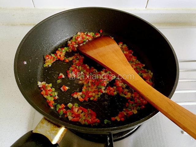 放入洋葱沫，红椒沫，青椒沫大火煸炒。
