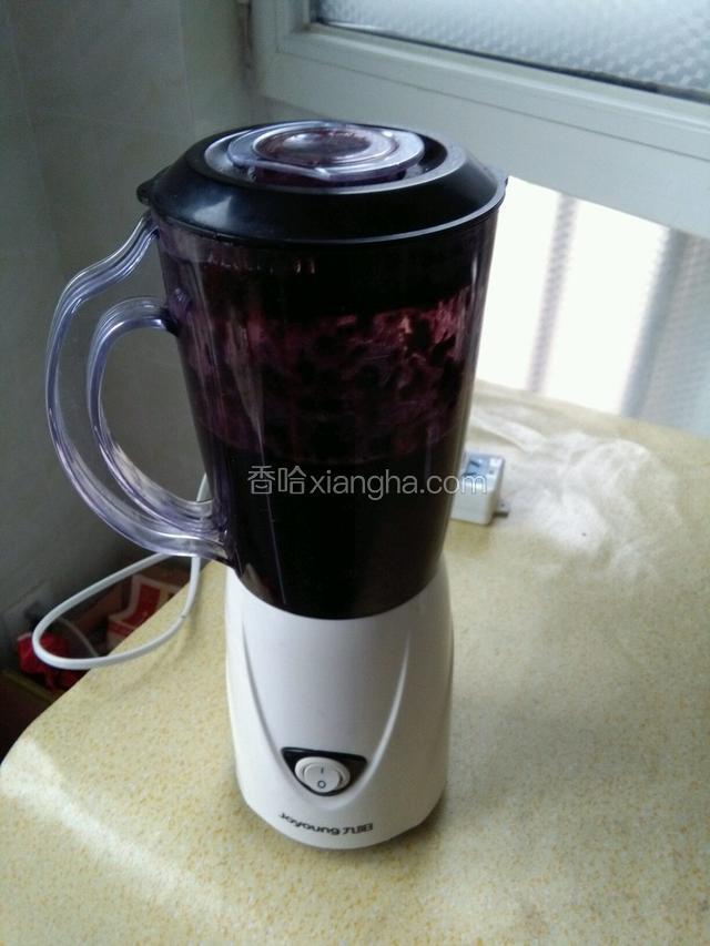 将桑椹榨成果酱。