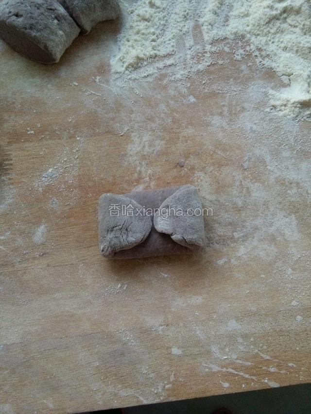 像叠被子似的把面皮叠起来。