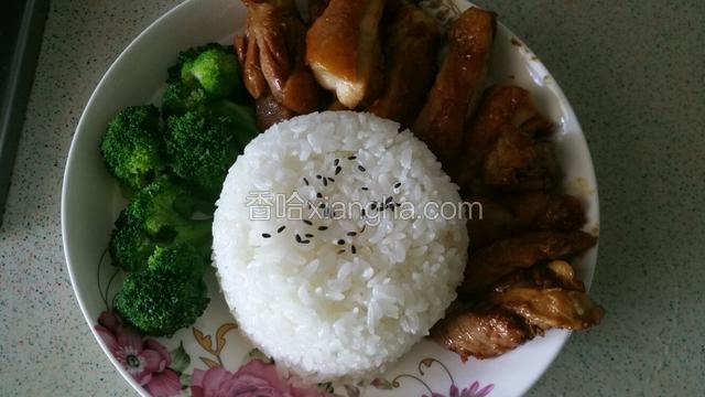 米饭盛入碗中压一下扣入盘中，摆好西兰花，撒少许芝麻，将鸡肉摆放好