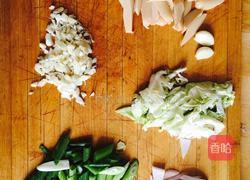 辣爆方便面的做法图解1