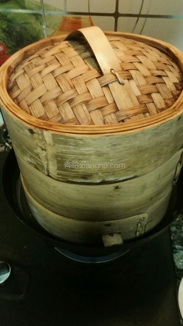 前面的步骤我是参考哈友的制作过程做的，简要如下：
1.蛋黄加玉米油，牛奶，一勺糖，用电动打蛋器搅拌均匀即可，不要打发；筛入低筋面粉，翻拌成蛋黄糊，备用～
如果这时觉得较干就少添点牛奶拌匀～
2.盆，打蛋器无油无水，分三次加糖，将蛋清打发成硬性发泡～
不能偷懒，一定要打到提起打蛋器出现小直角～
3.取1/3蛋白混入蛋黄糊中，翻拌均匀，重新倒入蛋黄糊里翻拌均匀～
跟戚风的面糊制作差不多吧！
4.面糊倒入电饭锅胆内，震出气泡，上面加封保鲜膜（防止水进去），上面我撒了几颗枸杞，上蒸笼开水大火蒸40分钟，根据个人情况定，反正我时不时开锅看下～蒸好焖一会儿！