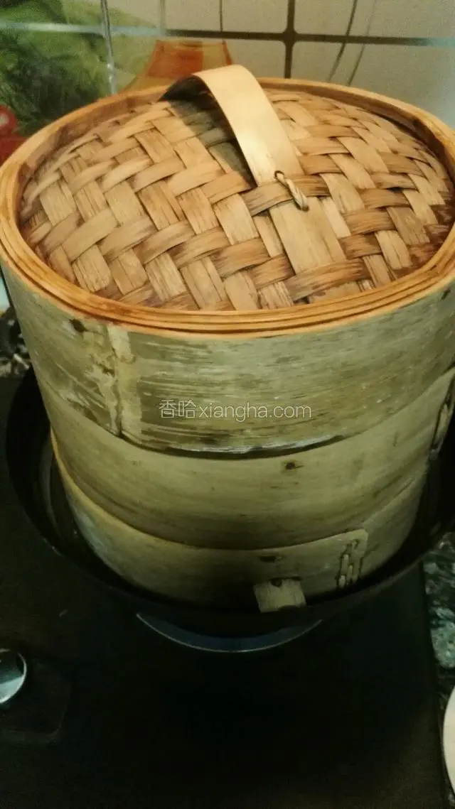 前面的步骤我是参考哈友的制作过程做的，简要如下：
1.蛋黄加玉米油，牛奶，一勺糖，用电动打蛋器搅拌均匀即可，不要打发；筛入低筋面粉，翻拌成蛋黄糊，备用～
如果这时觉得较干就少添点牛奶拌匀～
2.盆，打蛋器无油无水，分三次加糖，将蛋清打发成硬性发泡～
不能偷懒，一定要打到提起打蛋器出现小直角～
3.取1/3蛋白混入蛋黄糊中，翻拌均匀，重新倒入蛋黄糊里翻拌均匀～
跟戚风的面糊制作差不多吧！
4.面糊倒入电饭锅胆内，震出气泡，上面加封保鲜膜（防止水进去），上面我撒了几颗枸杞，上蒸笼开水大火蒸40分钟，根据个人情况定，反正我时不时开锅看下～蒸好焖一会儿！