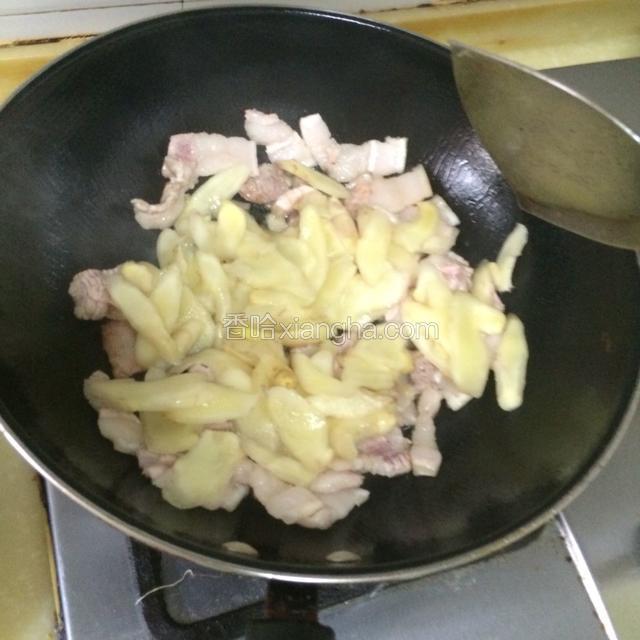 倒入姜片继续翻炒
