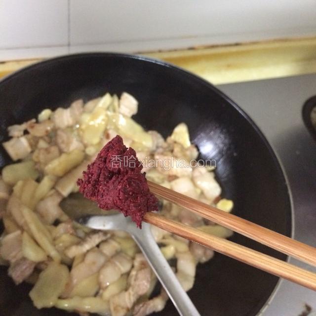 放入一勺酒糟