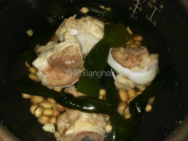加入水覆盖食材