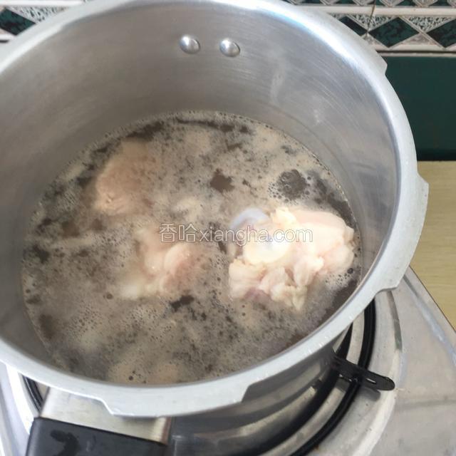 大骨煮水去血沫