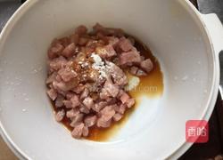 玉米胡萝卜炒肉丁的做法图解1