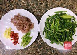 韭菜花炒肉丝的做法图解2