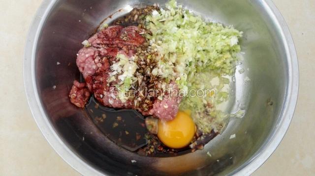 猪肉选梅花肉馅，放入，盐，生抽，老抽，鸡蛋，香油，葱姜！
