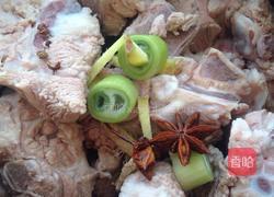 酸菜脊骨汤的做法图解3