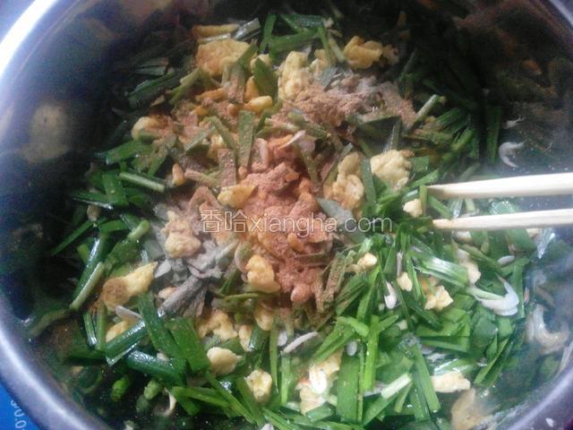 加入盐，麻辣鲜，鸡精，香油拌匀
