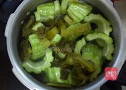 酸菜苦瓜排骨汤的做法图解3
