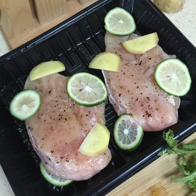 鸡胸肉洗干净 划上几个口子 表面撒上盐、黑胡椒抹匀 控干水分 腌制15分钟左右