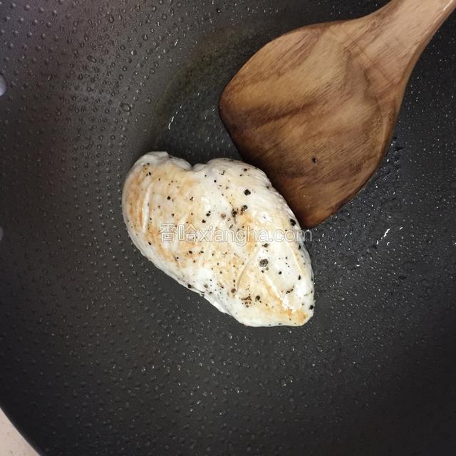 大火把鸡胸肉煎至两面金黄 即可盛出放入烤盘 烤箱200度预热10分钟 然后上下火200度 中层烤20分钟 （可根据自家烤箱温差进行调整）如果没有烤箱可以直接把鸡胸肉放在水里煮 不需要煎 煮熟即可