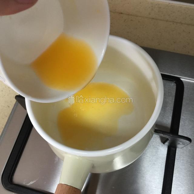 橙汁倒入锅中小火煮到冒泡 放入调好的水淀粉 加糖 煮至粘稠即可 如果嫌麻烦可以跳过这一步直接在最后加入沙拉酱