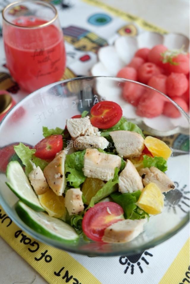 最后把烤好的鸡肉切块 底下放上切好的蔬菜 倒上酱汁 就可以吃啦