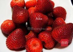 奶香草莓冻的做法图解1