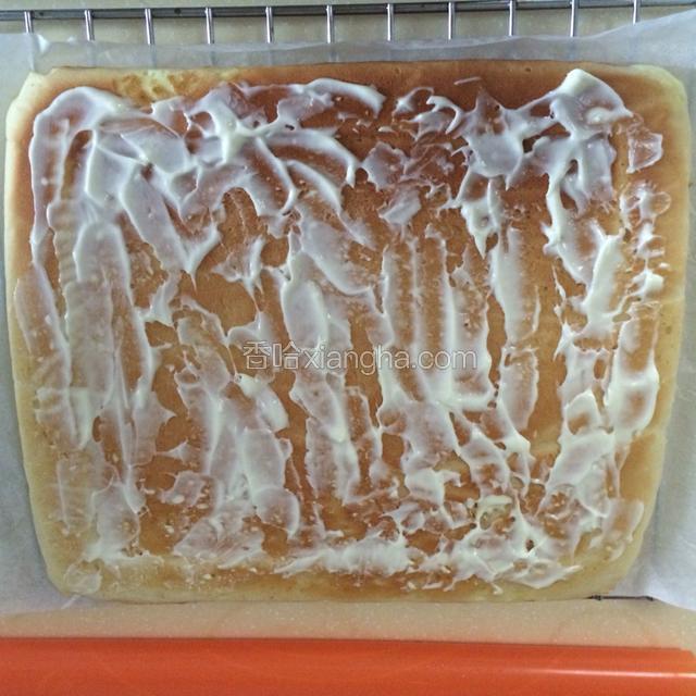 去掉烘焙纸后涂上沙拉酱。