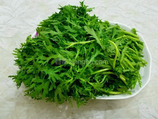 将茼蒿菜根部老的茼蒿杆去掉，然后洗干净备用。