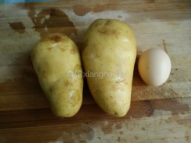 准备土豆两个，洗净削皮。