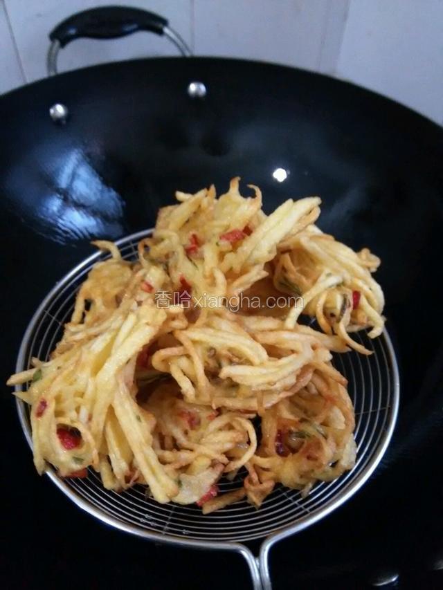 用漏勺捞出控油，准备装盘