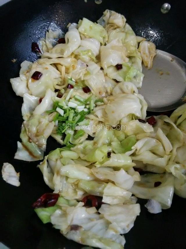 最后放入葱段炒白，准备起锅。