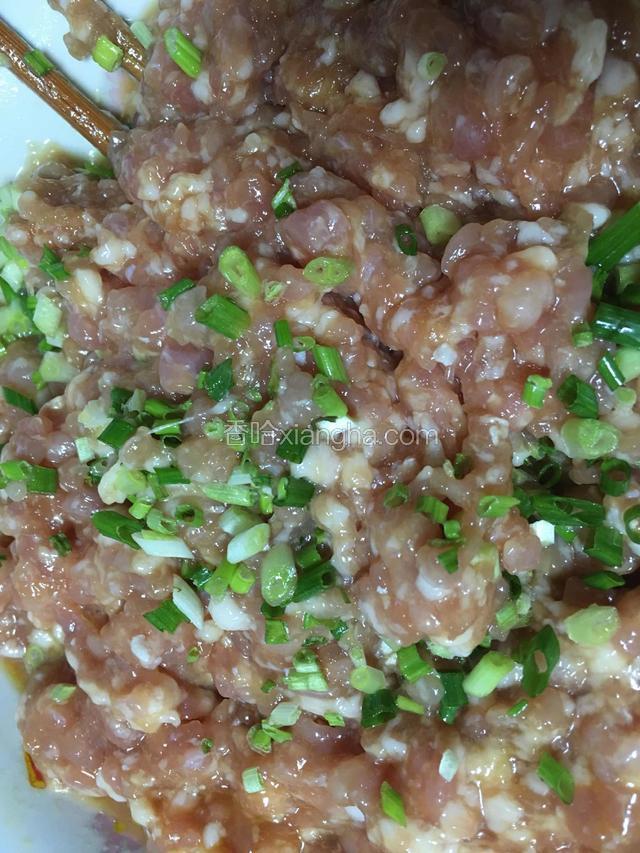 肉糜加入适量料酒，盐鸡精调味，加入葱花和适量水淀粉搅拌均匀；