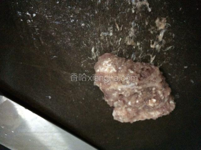这是从筒骨上撇下的肉块，剁碎待用。