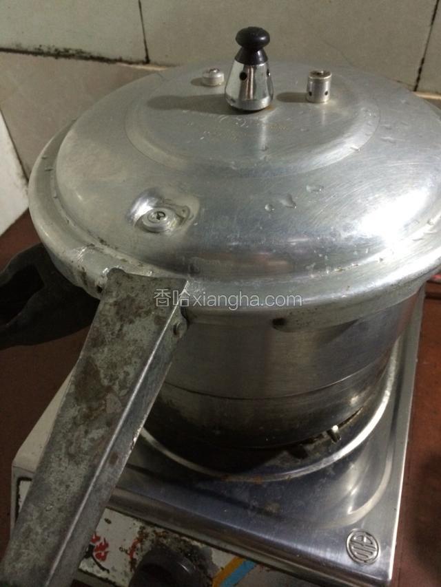 筒骨入锅，加入适量的清水（最好没过筒骨面多一点的量）。加入3勺盐和料酒，大火熬煮20分钟。